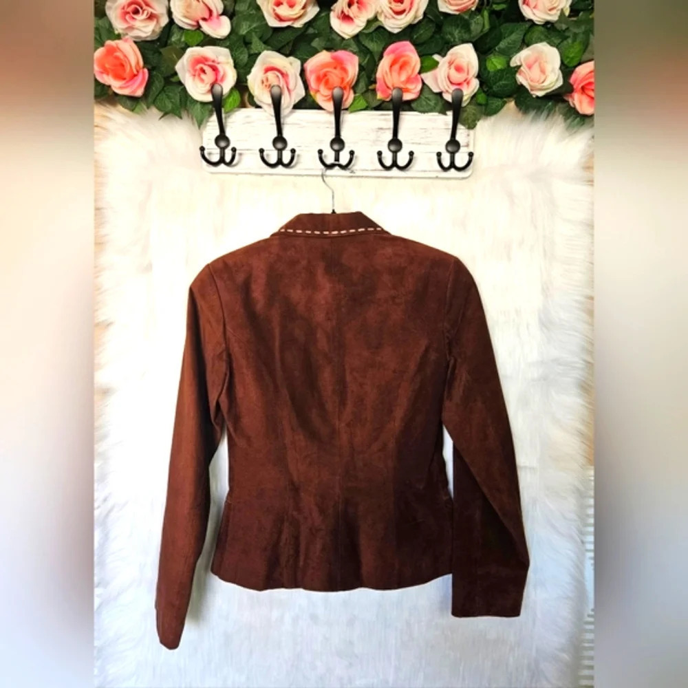 Danier Petite Yellowstonesque Roan Cropped Leather Jacket - Picture 3 of 7